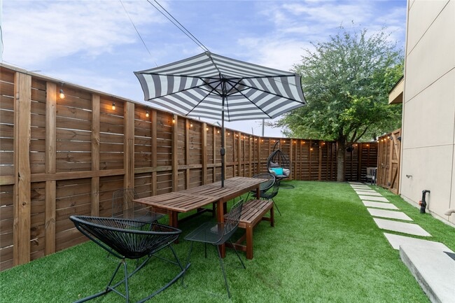 Building Photo - 3802 Lovejoy St