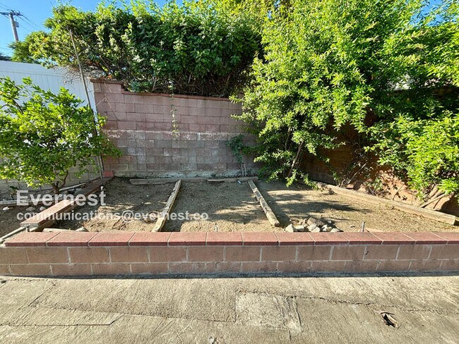 Building Photo - 4932 La Crescenta Ave