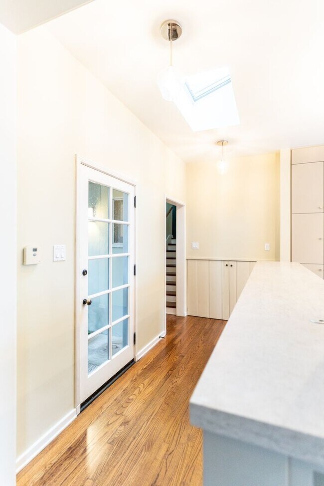 Building Photo - Beachwood Canyon 2b2b Home - Intentional F...