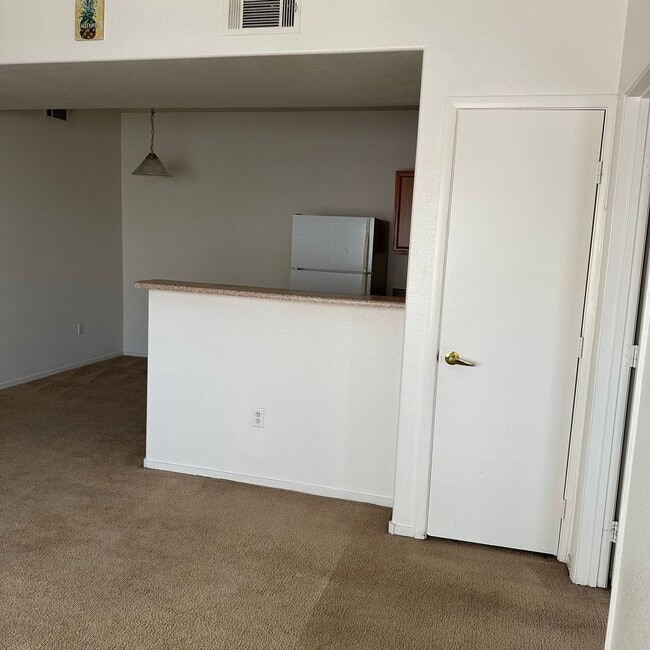 Building Photo - 2 bedroom/2 baths condo