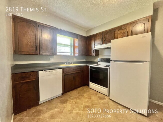 Building Photo - 2819 Themis St