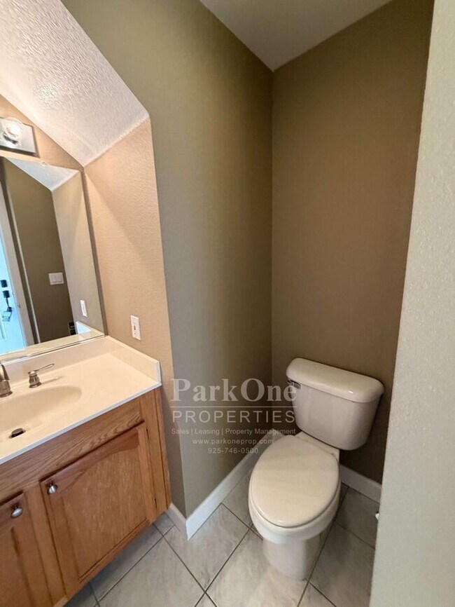 Building Photo - Updated Townhouse in Clayton Available for Lease now!