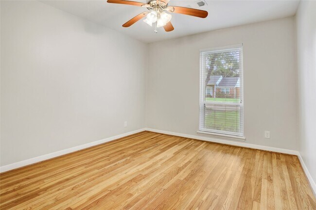Building Photo - 5751 Creekbend Dr