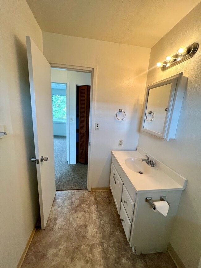 Building Photo - 272 Kapiolani St