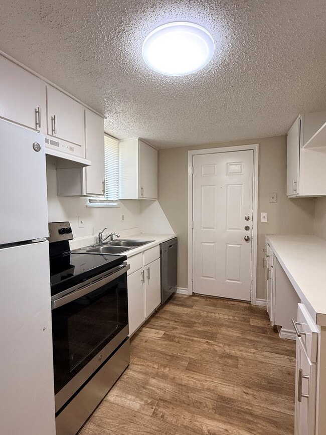 Building Photo - 3 Bedroom 2 Bath 2 Story Updated