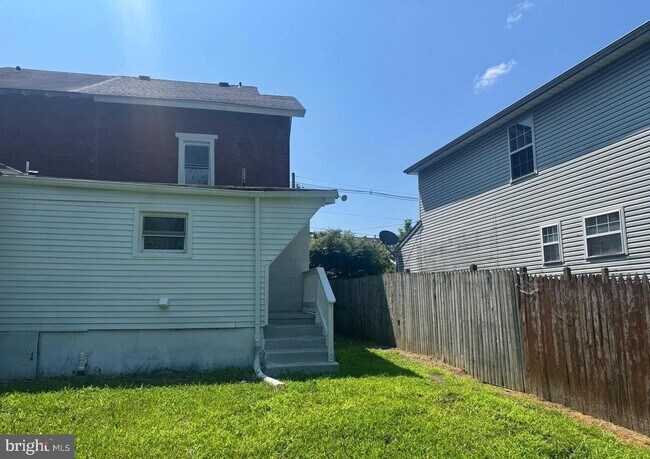 Building Photo - 617 3rd St