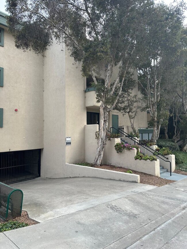 Building Photo - MISSION HILLS-SPACIOUS 2BR /2BA WITH MODER...
