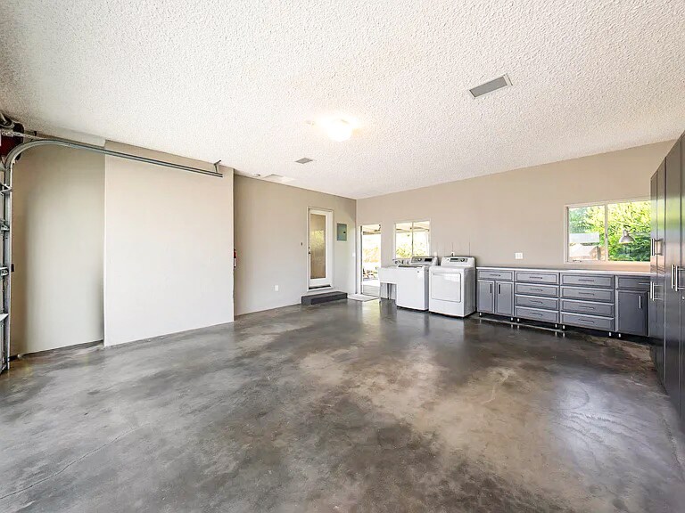 Building Photo - 136 W Colonial Dr