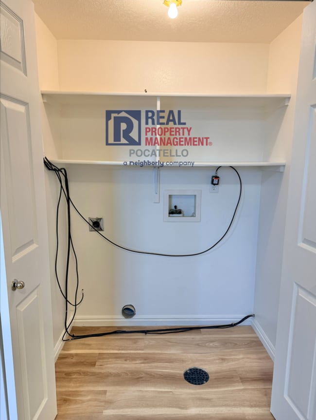 Building Photo - 3 Bedroom 1.5 Bath Apartment - 2 car garage