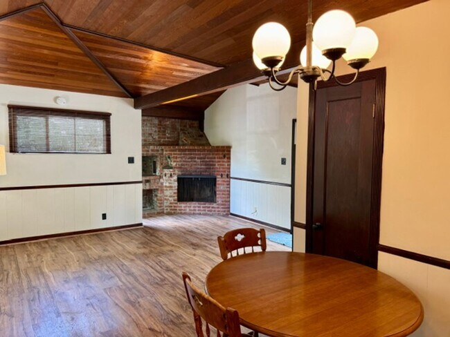 Building Photo - Charming single level 3 bedroom 2 bath Lafayette home now available for move in!