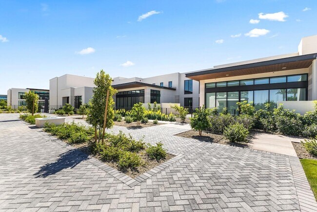 Building Photo - 6587 N Palmeraie Blvd