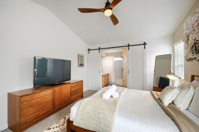 Building Photo - 2 BDR Gorgeous Updated Townhome with Huge Garden