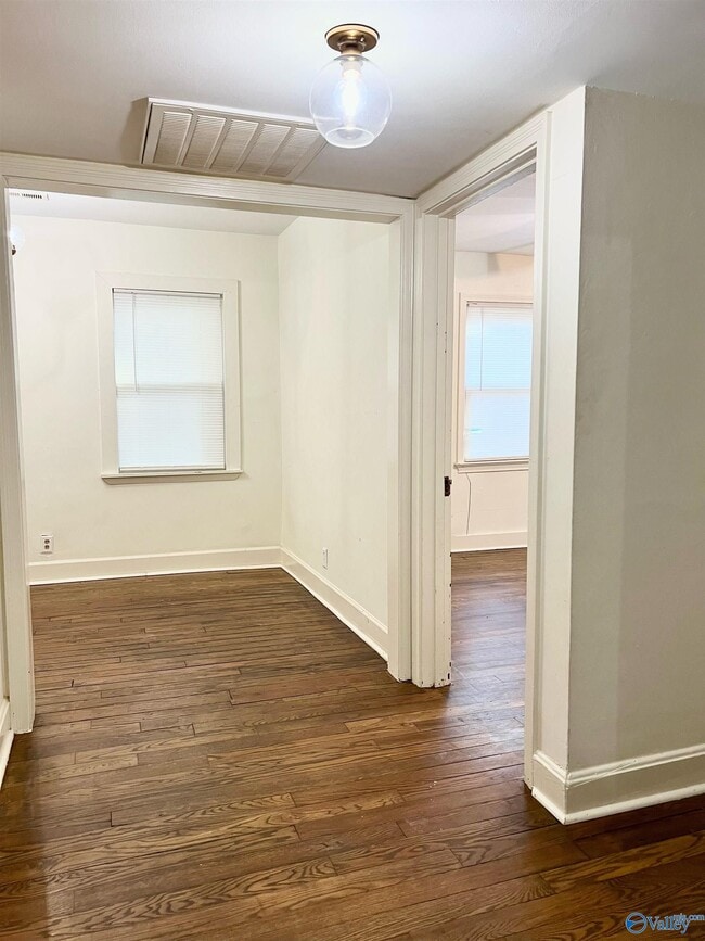 Building Photo - 2019 Vanderbilt Dr SW