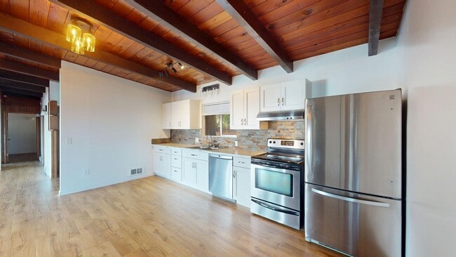 Building Photo - Fantastic 3 Bedroom Home with Gorgeous Oce...