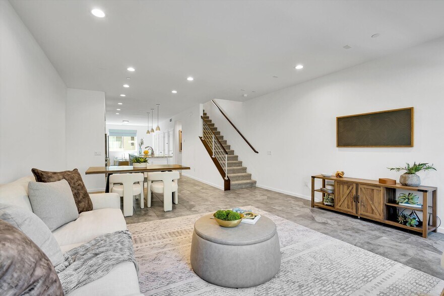 Building Photo - 1512 W Artesia Sq