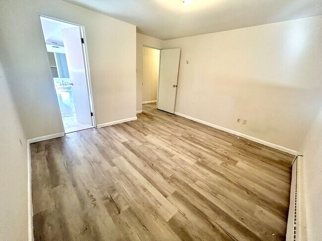 Building Photo - 4 Bedroom Ranch House - Prime Location Min...