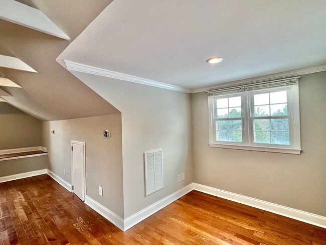 Building Photo - SPACIOUS INSIDE AND OUT!