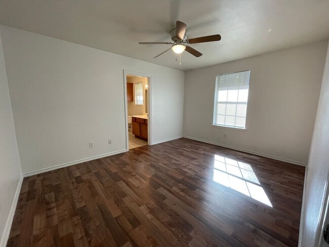 Building Photo - 3-bed/2-bath with Garage!
