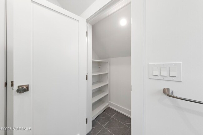 Building Photo - 427 Hoyt St