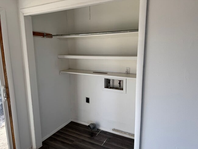 Building Photo - 2 Bedroom | 1.5 Bath | Located in Springfield!