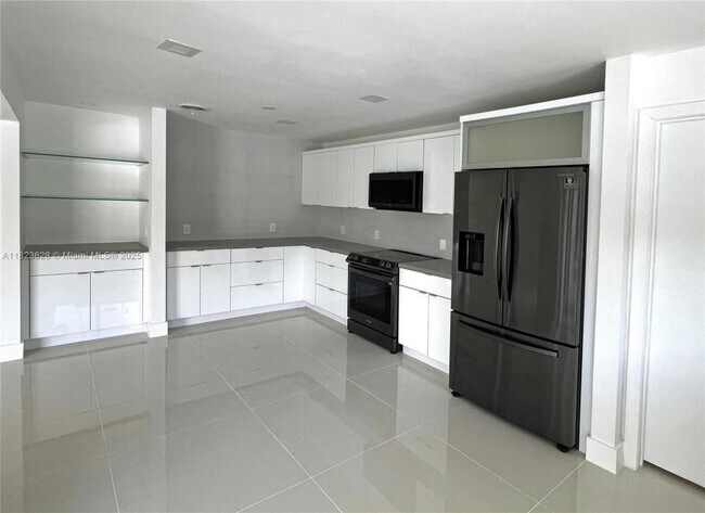Building Photo - 3 bedroom in Hollywood FL 33019