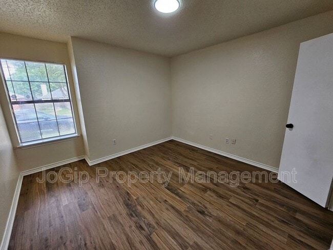 Building Photo - 311 Bryant Ln