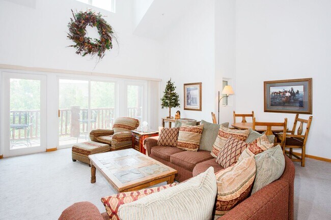 Building Photo - Convenient Location! Lots of Space and Lig...