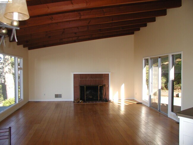 Building Photo - 6100 Skyline Blvd