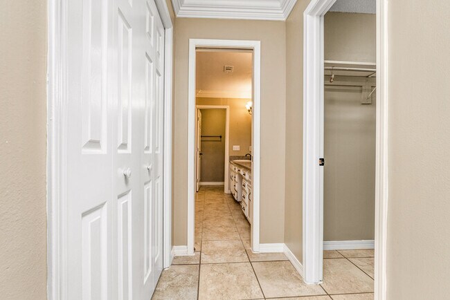 Building Photo - 4/2 Cantonment Property in Kings Road Neighborhood