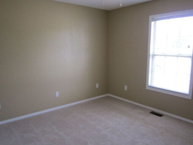 Building Photo - 412 E Denton Cir