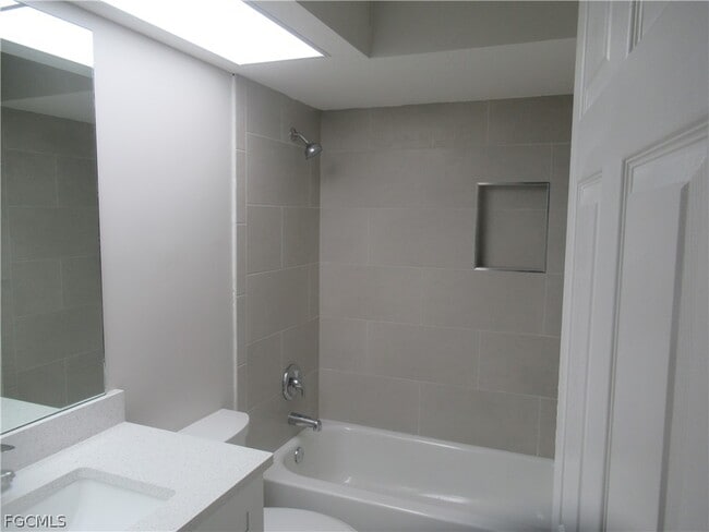 Building Photo - 926 SE 8th St