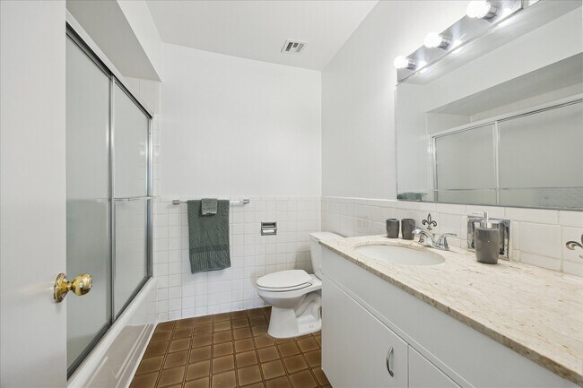 Building Photo - 2600 Bellefontaine St