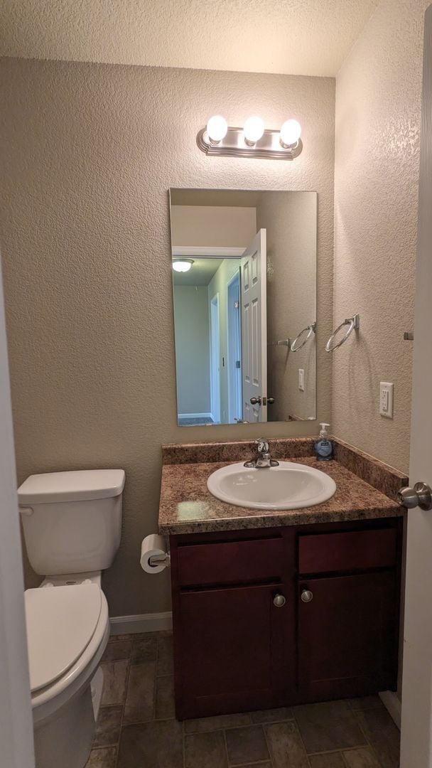 Building Photo - 3 BED/2.5 BATH END UNIT TOWNHOME W/PATIO & 2-CAR GARAGE!