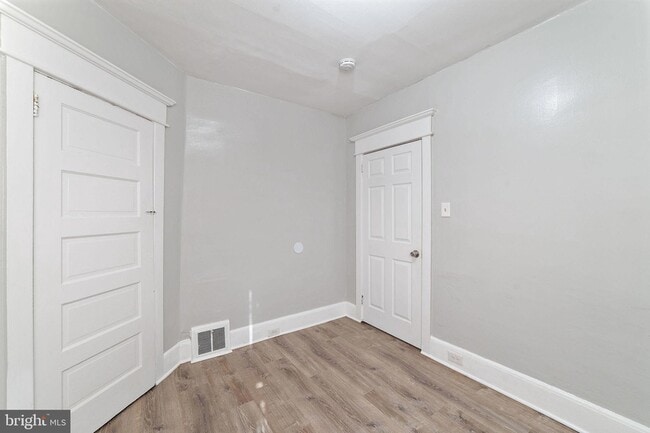 Building Photo - 1249 Kenwood Ave