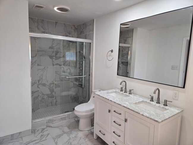 Building Photo - Spacious Five Bedroom