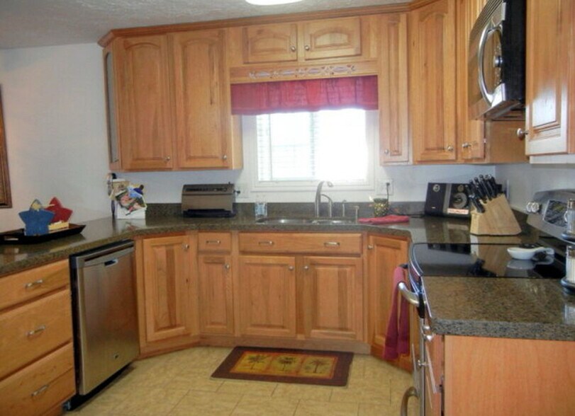 Building Photo - 2051 Hughes Dr