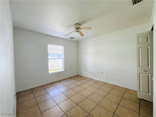 Building Photo - 3018 SE Santa Barbara Pl