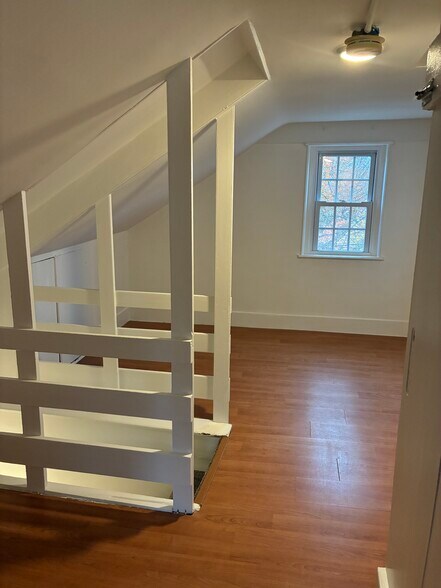 Building Photo - 142 Main St