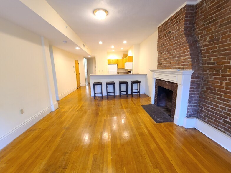Building Photo - 1402 Beacon St