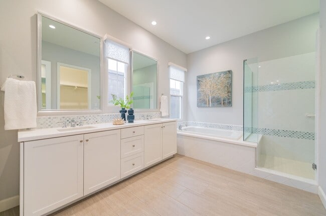 Building Photo - Fully Renovated 2 Bed, 2.5 Bath + Den Single Story Home Available NOW in Eastwood Village in Irvine!