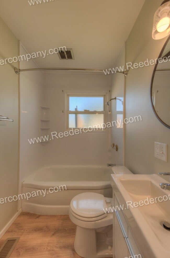 Building Photo - 3 Bedroom / 1 Bathroom Home
