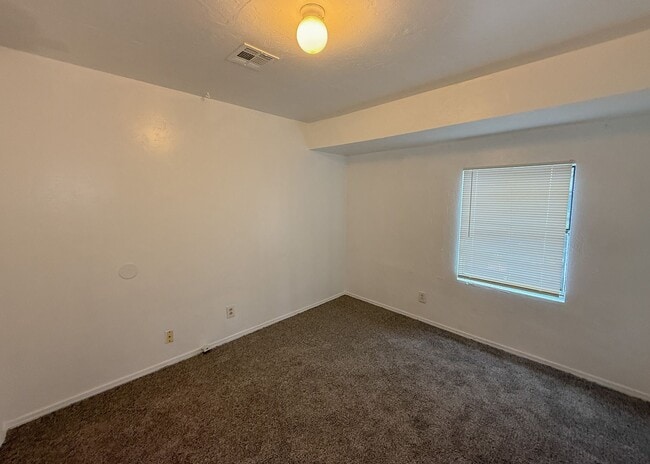 Building Photo - $500 OFF FIRST MONTHS RENT! 3 Bed in MWC!
