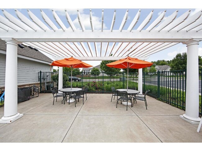 Building Photo - Pristine Woodbury 3 Bedroom Townhouse - Cl...