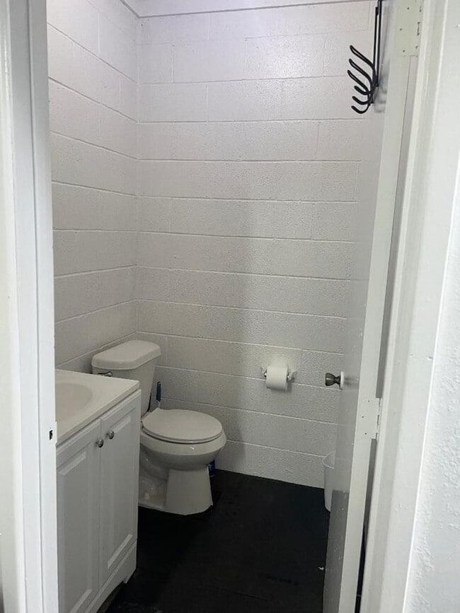 Building Photo - 2907 Redbud Ave