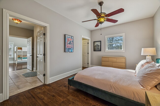 Building Photo - 594 Lake Haven Dr