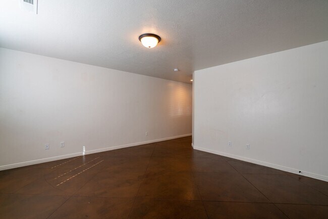 Building Photo - 3 Bedroom Two-Story Home Near Scenic Trails