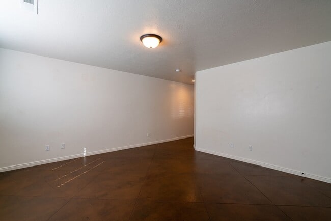 Building Photo - Conveniently located 3 Bedroom Townhome