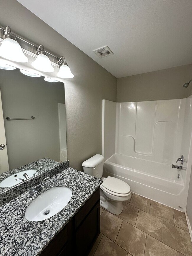 Building Photo - 3 Bedroom 2 Bathroom For Rent in Bentonville!