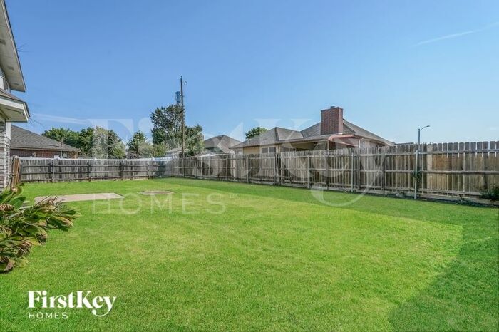 Building Photo - 911 Blewitt Dr