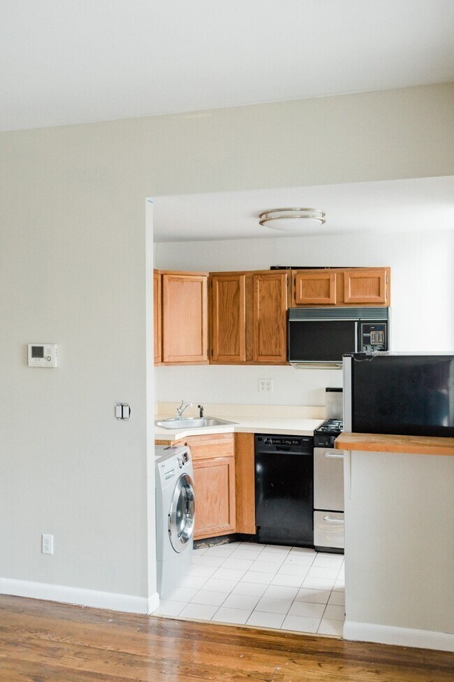 Building Photo - Spectacular Studio Located Where Brooklyn Heights Meets Cobble Hill!